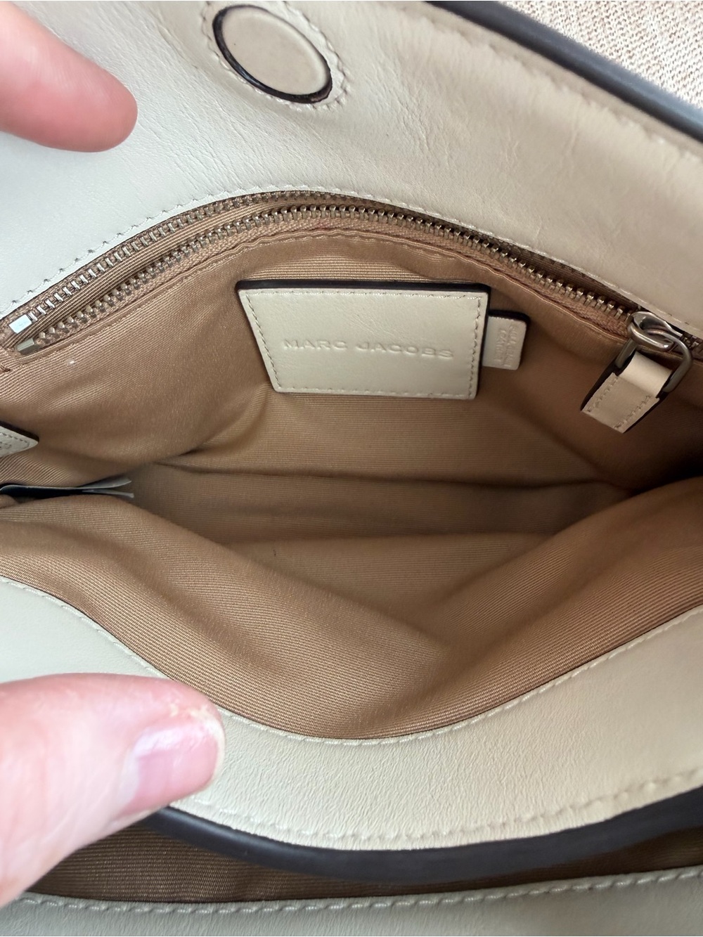 Marc Jacobs Cloud White small Dakota satchel 🚨does have 3 pen marks inside 🚨 - Picture 4 of 6